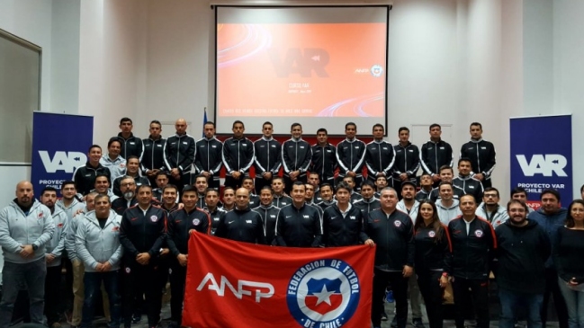 Comenzó la capacitación de jueces en la ANFP para la implementación del VAR en Chile
