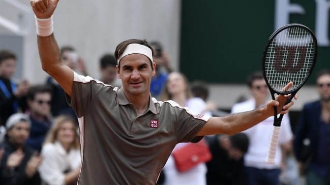 Roger Federer se estrenó con un contundente triunfo en su retorno a Roland Garros