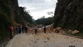 Equipo peruano debió caminar para cruzar una carretera a causa del terremoto