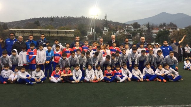 Universidad Católica inauguró escuela de fútbol en el Estadio Municipal de Las Condes