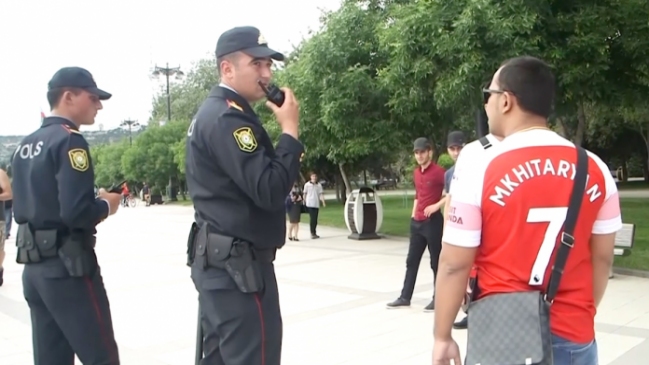 Hinchas de Arsenal con la camiseta de Henrij Mkhitaryan son advertidos por la policía en Azerbaiyán