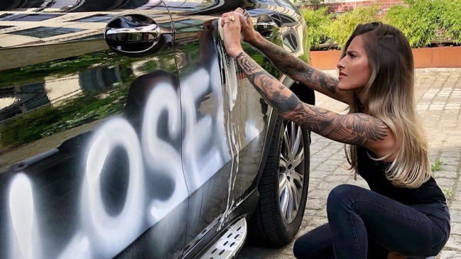 Hinchas de Besiktas rayaron el auto de la novia del portero Loris Karius