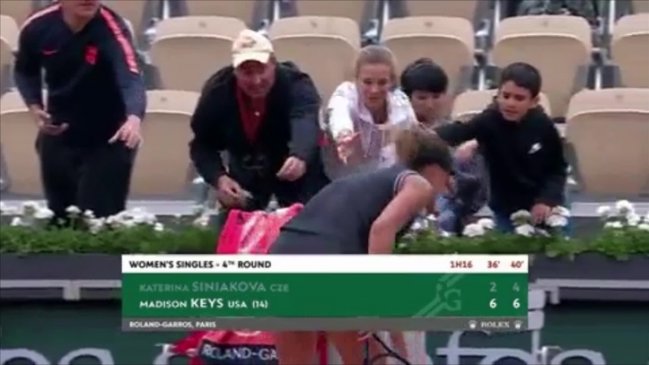 Cruel acción indignó en Roland Garros: Hincha le robó a un niño un regalo de Madison Keys