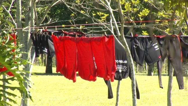 La Roja seca su ropa en un tendedero pese a que se encuentra en un hotel de lujo