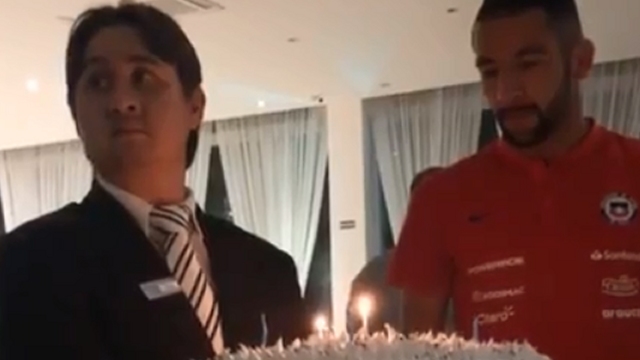 Mauricio Isla celebró un feliz cumpleaños junto a sus compañeros de la Roja