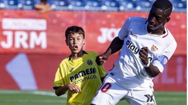 Joven futbolista senegalés de 12 años impacta por su físico en España