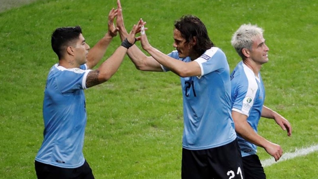 Uruguay debutó con una aplastante victoria sobre Ecuador y lució su chapa de candidato