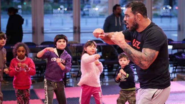 Estrellas de la UFC entrenaron con niños uruguayos para mostrar su "disciplina y valores"