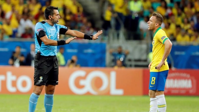 Hinchas destacaron la valentía de Julio Bascuñán por anular los goles de Brasil a Venezuela