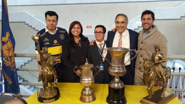 Everton realiza una exposición de sus trofeos en el Congreso Nacional