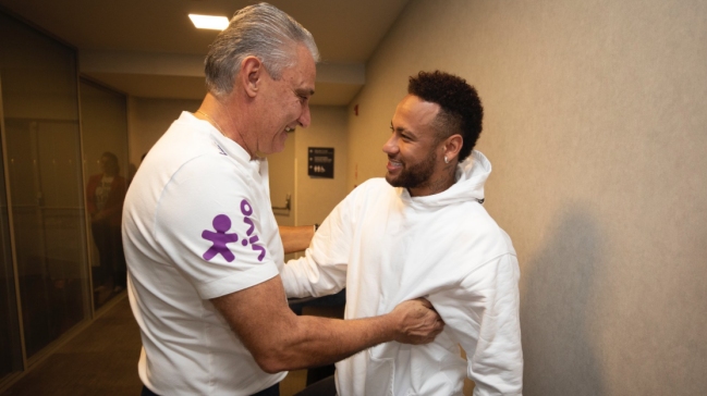 Neymar llegó a la concentración de Brasil para saludar a sus compañeros