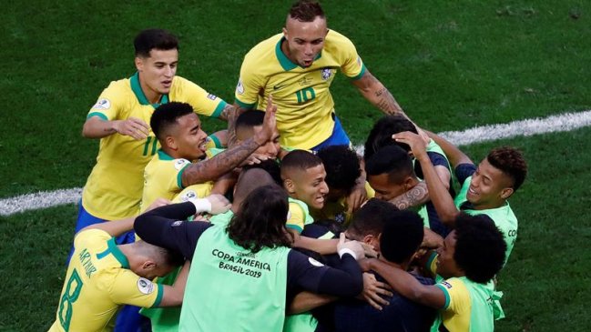 Brasil avanzó a cuartos de final como puntero del Grupo A tras arrasar con Perú
