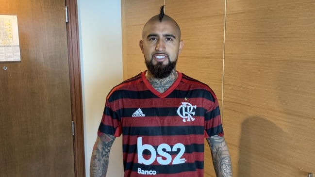 Flamengo de Brasil obsequió una camiseta a Arturo Vidal