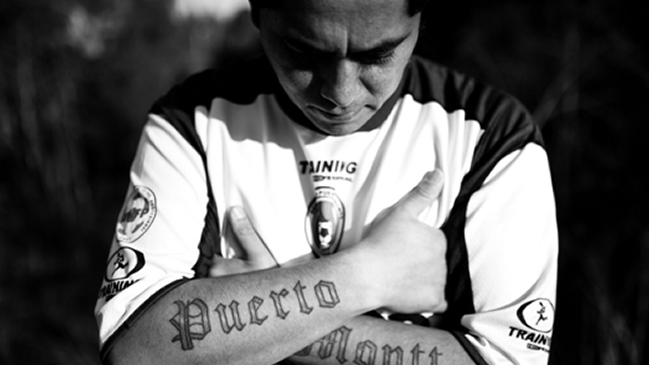 "Hincha solitario" de Puerto Montt es estrella en serie sobre fanáticos del fútbol en Latinoamérica