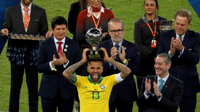 Dani Alves fue escogido el mejor jugador de la Copa América 2019