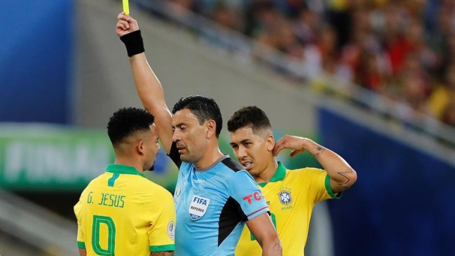 Roberto Tobar se llenó de críticas por el segundo penal que cobró en la final de Copa América