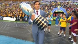 Matías Fernández se robó las miradas al presentar el trofeo de la Copa América