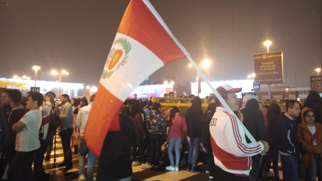 Seleccionados peruanos fueron recibidos como héroes en Lima