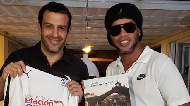 Ronaldinho visitará Chile para realizar clínicas de fútbol en Estación Central