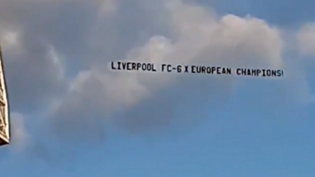Avioneta sobrevoló práctica del United enrostrando los títulos de Champions de Liverpool