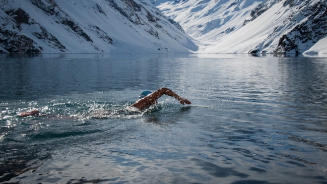 Bárbara Hernández fue invitada a nadar en Tierra del Fuego