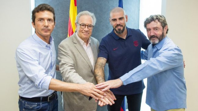 Víctor Valdés firmó como entrenador del equipo juvenil de Barcelona