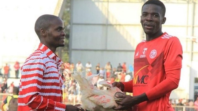 Hincha agradecido regaló una gallina a jugador que marcó dos goles en Malawi