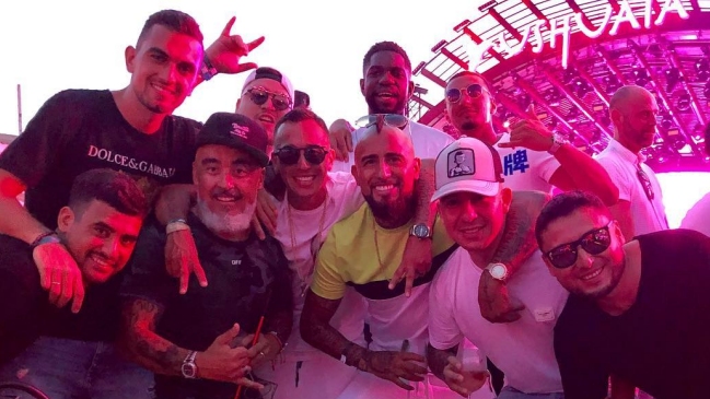 Fabián Orellana compartió una foto con Arturo Vidal de fiesta en Ibiza