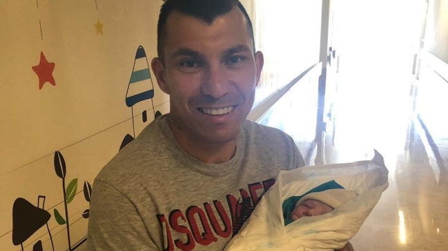 Gary Medel anunció orgullosamente el nacimiento de Danilo, su quinto hijo