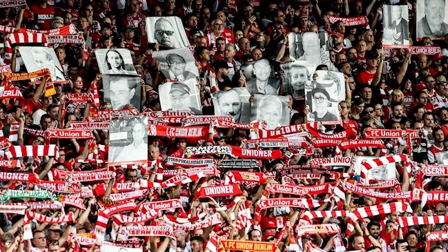 Hinchas de Unión Berlín llevaron fotos de fanáticos fallecidos a su estreno en la Bundesliga