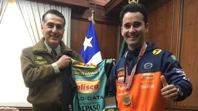 Tomás de Gavardo recibió medalla "General Director" de Carabineros por su título de campeón