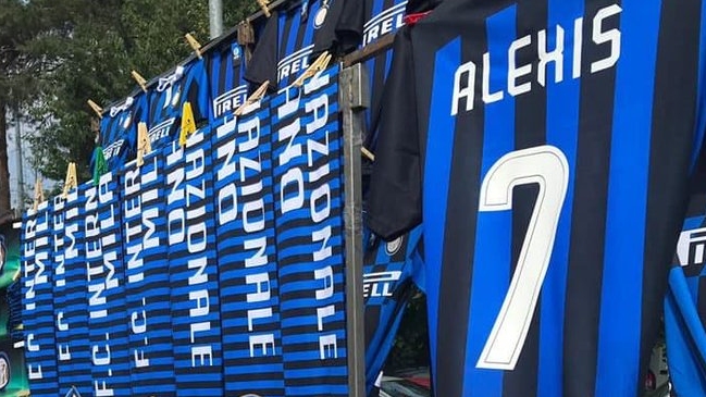 Comerciantes italianos pusieron a la venta camiseta de Inter con el nombre de Alexis