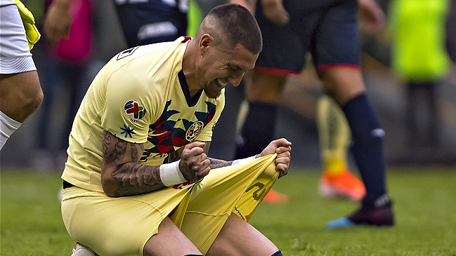 Nicolás Castillo exhibió cicatriz que le dejó operación en la pierna derecha