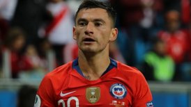 Hinchas prefieren que Charles Aránguiz sea capitán ante Argentina y Honduras por sobre Claudio Bravo