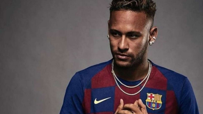 ¿Fail del año? Empresa ligada a Neymar filtró imagen del delantero con la camiseta de Barcelona