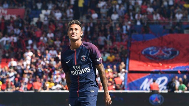 Neymar comunicó a Paris Saint-Germain que seguirá en el club, según L'Equipe