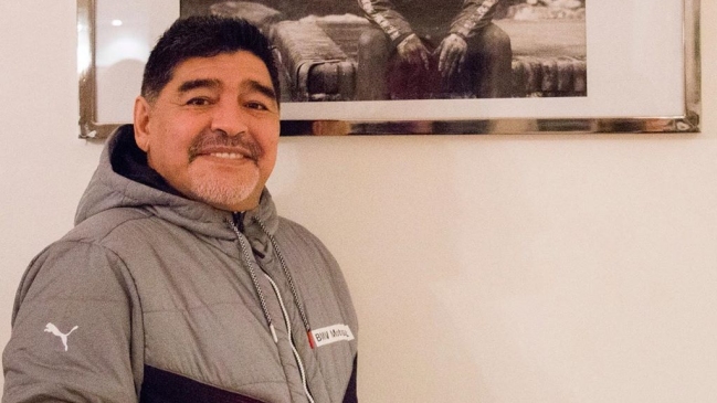 Diego Maradona se acerca a la banca del complicado Gimnasia y Esgrima de La Plata