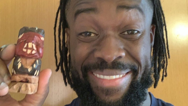 La divertida reacción de Kofi Kingston tras recibir de regalo un "indio pícaro" en Chile