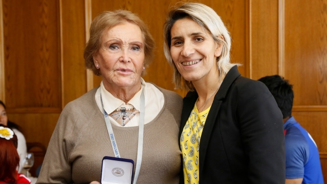 Deportistas paralímpicos y nadadora Eliana Busch fueron homenajeados en el Congreso