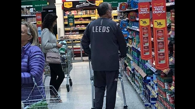 Marcelo Bielsa causó furor tras ser captado en supermercado con el buzo de Leeds