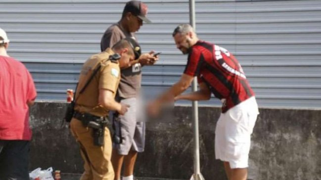 Imágenes sensibles: Hincha brasileño perdió su mano por explosión de una bomba de estruendo