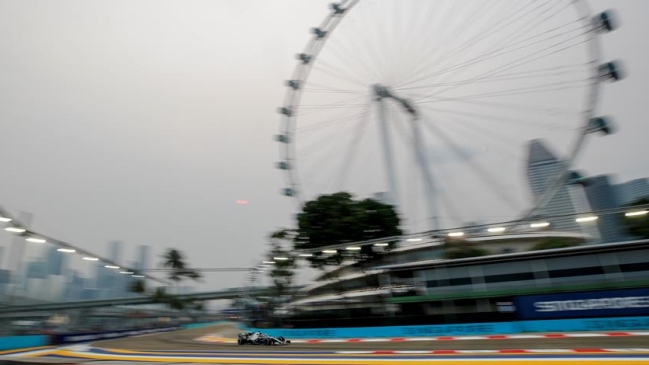 Lewis Hamilton tomó el mando en los segundos entrenamientos libres de Singapur