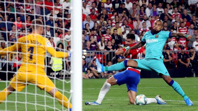 Vidal provocó un penal en dura derrota de Barcelona ante Granada
