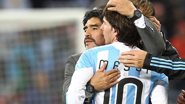 Messi celebró el regreso de Maradona al fútbol argentino: Es donde tiene que estar