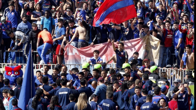 Hinchas de Universidad de Chile animaron al plantel con banderazo en el Nacional