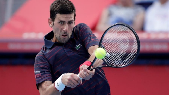 Novak Djokovic se mantuvo a paso firme en Shanghai tras vencer a John Isner