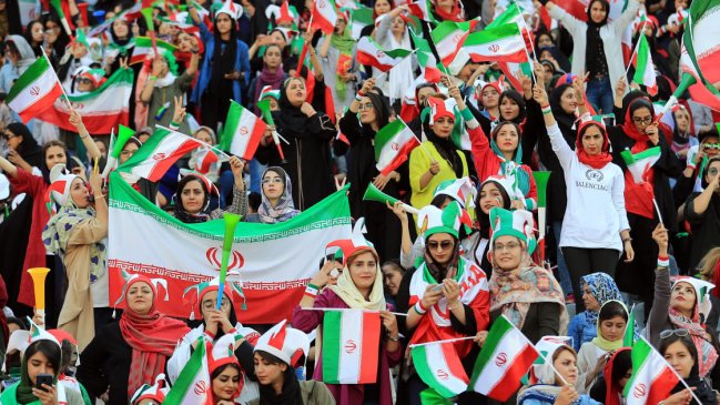 Mujeres iraníes hicieron historia al entrar por primera vez a un estadio después de 40 años