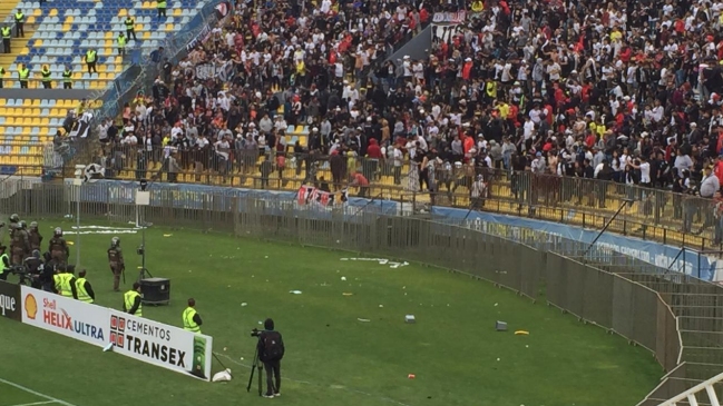 Barristas de Colo Colo causaron serios incidentes durante el partido frente a Everton en Sausalito