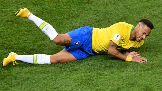 Neymar defendió sus "piscinazos" en diálogo con Ronaldo: Si no los hacía, me hubiera lesionado