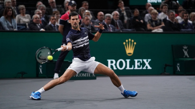 Novak Djokovic aplastó a Stefanos Tsitsipas y firmó su paso a semifinales de París-Bercy